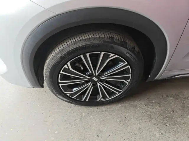 Geely Galaxy Starship 7 EM-i — Фото автомобиля 24