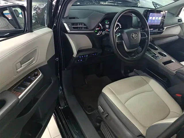 Toyota Sienna — Фото автомобиля 15