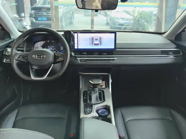 Geely Emgrand — Фото автомобиля 12