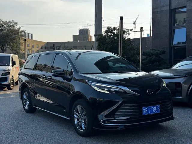 Toyota Sienna — Фото автомобиля 3