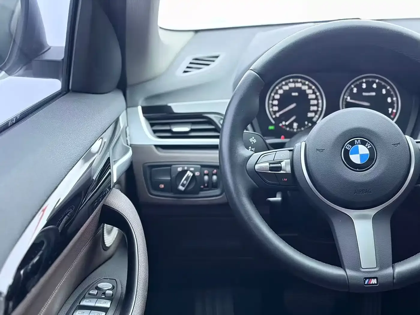 BMW BMW X1 2022 sDrive25Li Leading — Фото автомобиля 17