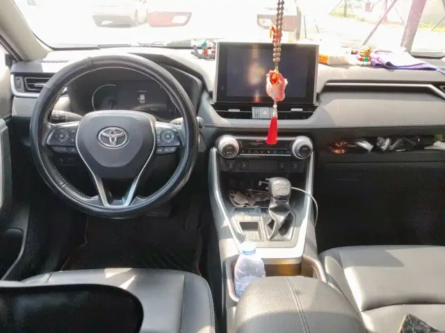 Toyota RAV4 — Фото автомобиля 10