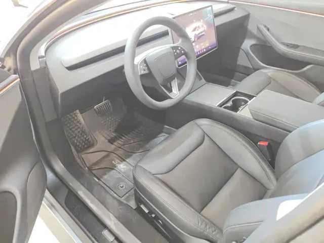 Tesla Model 3 — Фото автомобиля 9