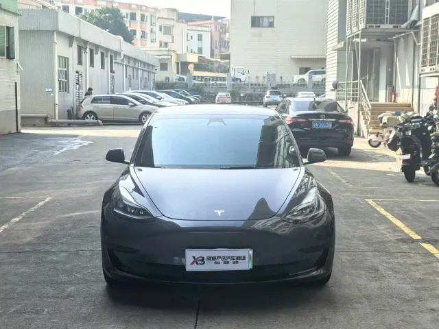 Tesla Model 3 — Фото автомобиля 2