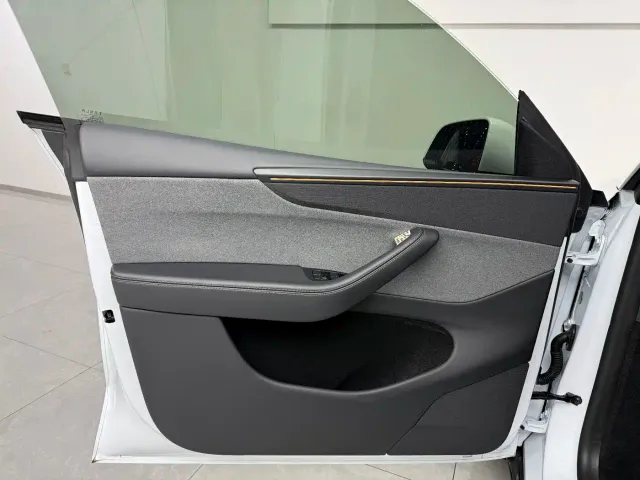 Tesla Model Y — Фото автомобиля 8