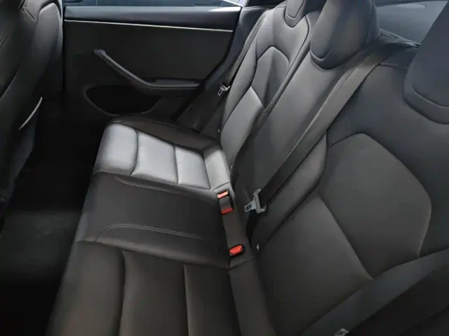 Tesla Model 3 — Фото автомобиля 16