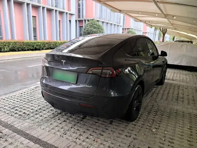 Tesla Model Y — Фото автомобиля 6