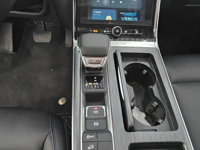 Roewe RX5 — Фото автомобиля 16