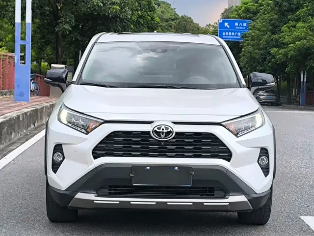 Toyota RAV4 — Фото автомобиля 3