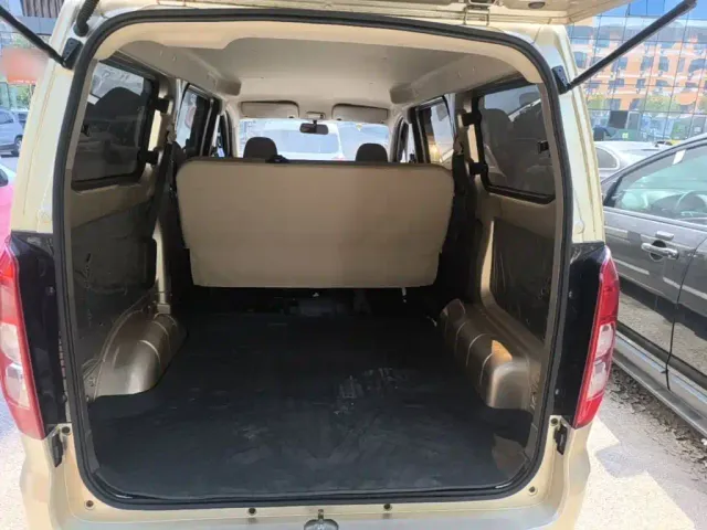 Wuling Hongguang V — Фото автомобиля 18