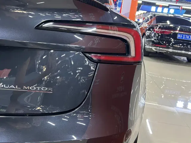 Tesla Model 3 — Фото автомобиля 10
