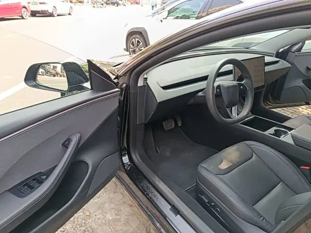Tesla Model 3 — Фото автомобиля 15