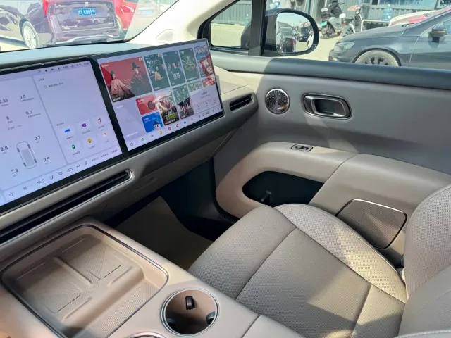 Li Auto i8 — Фото автомобиля 10