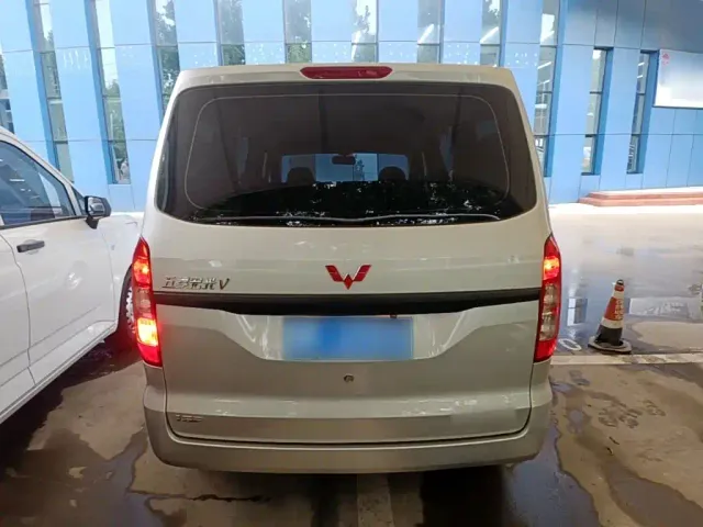 Wuling Hongguang V — Фото автомобиля 3