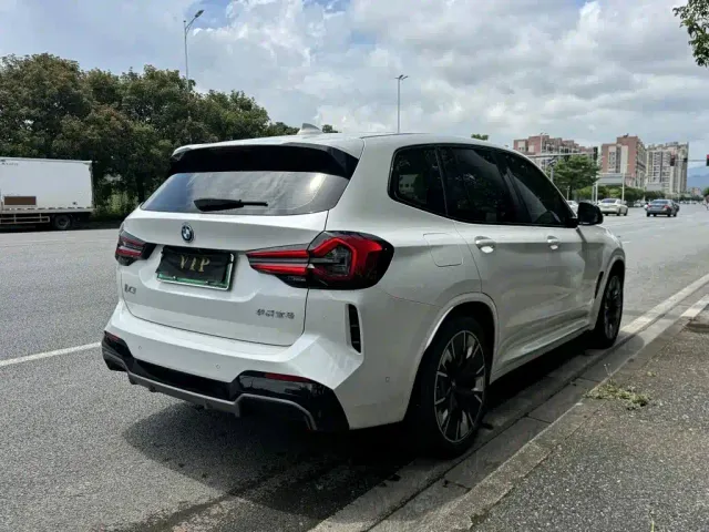 BMW iX3 — Фото автомобиля 8