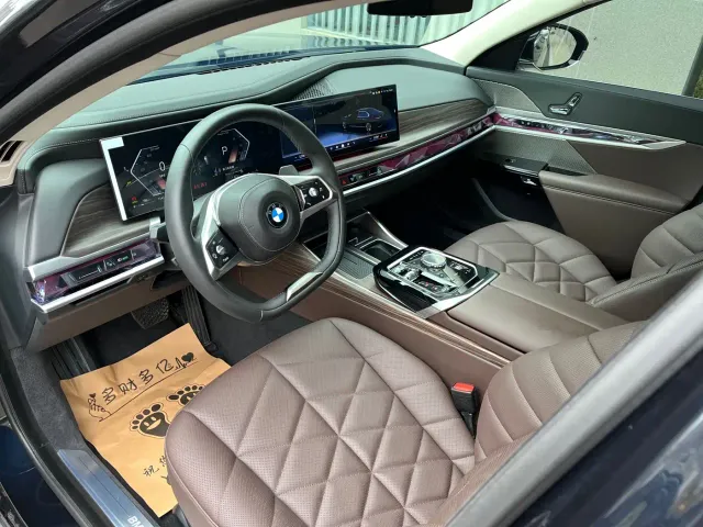 BMW 7 Series — Фото автомобиля 8