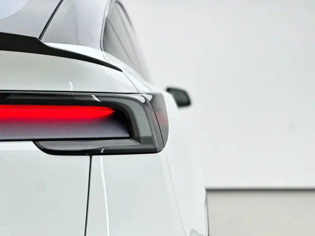Tesla Model Y L — Фото автомобиля 12