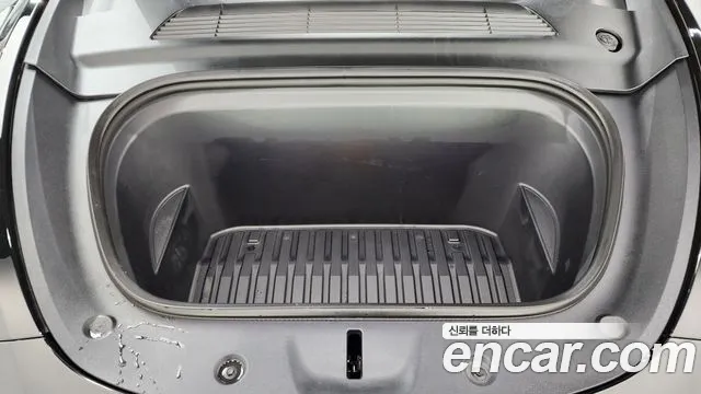 Tesla Model Y — Фото автомобиля 9