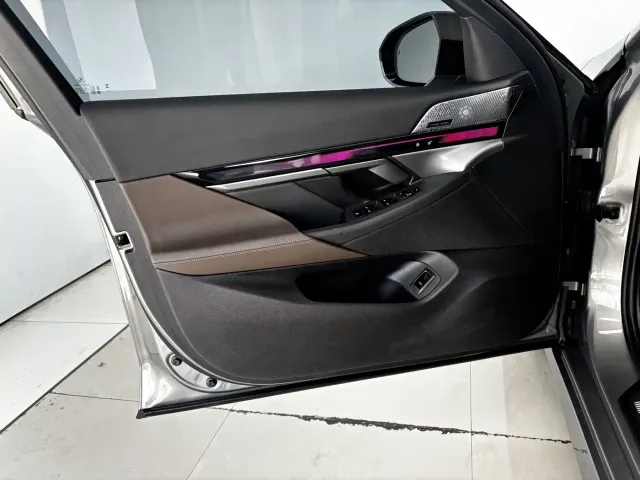 BMW 5 Series — Фото автомобиля 9