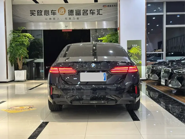 BMW 5 Series — Фото автомобиля 12