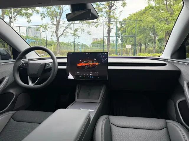 Tesla Model 3 — Фото автомобиля 6