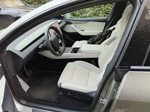 Tesla Model Y L — Фото автомобиля 8