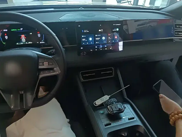 BYD Qin L — Фото автомобиля 9