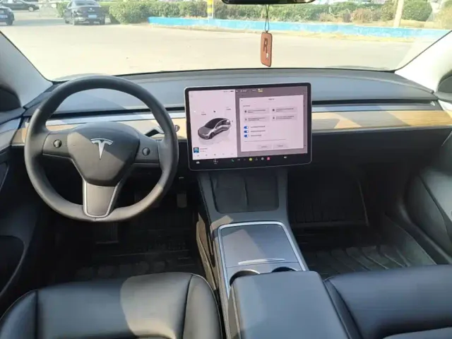 Tesla Model 3 — Фото автомобиля 9