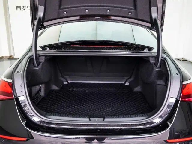Mercedes-Benz E-Class — Фото автомобиля 5
