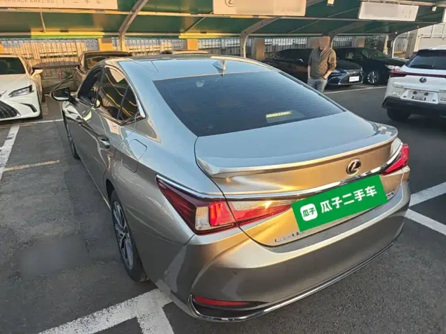 Lexus ES — Фото автомобиля 4