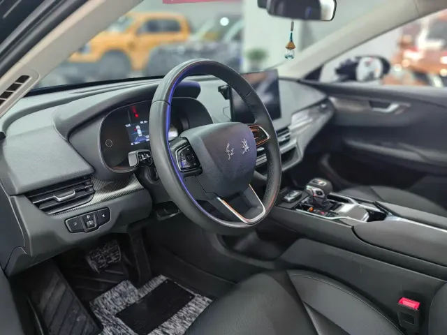 Hongqi E-QM5 — Фото автомобиля 3