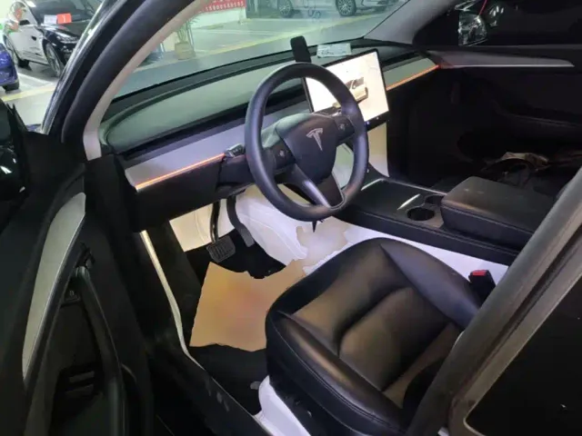 Tesla Model Y — Фото автомобиля 15