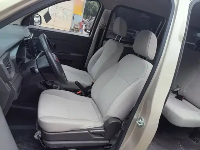 Wuling Hongguang V — Фото автомобиля 14