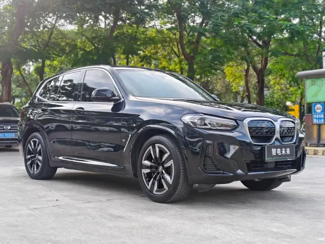 BMW iX3 — Фото автомобиля 3