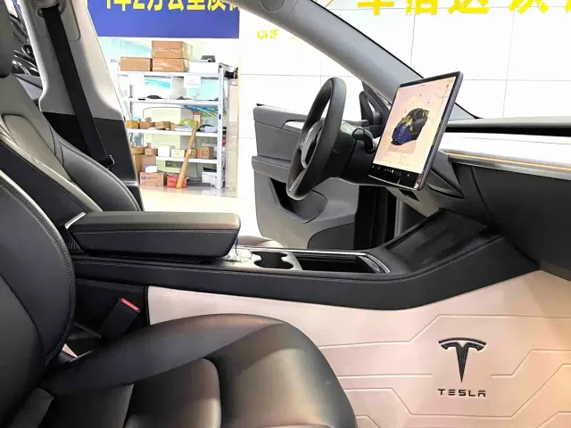 Tesla Model Y — Фото автомобиля 10