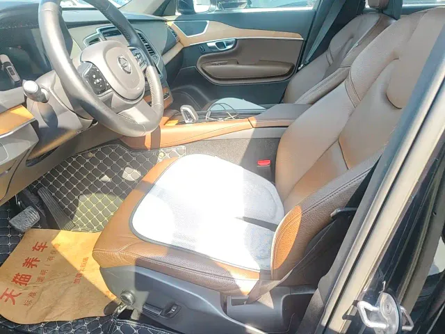 Volvo XC90 — Фото автомобиля 3