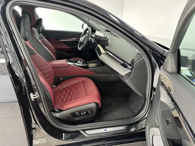 BMW BMW 5 Series 2025 530Li Premium M Sport Package — Фото автомобиля 27