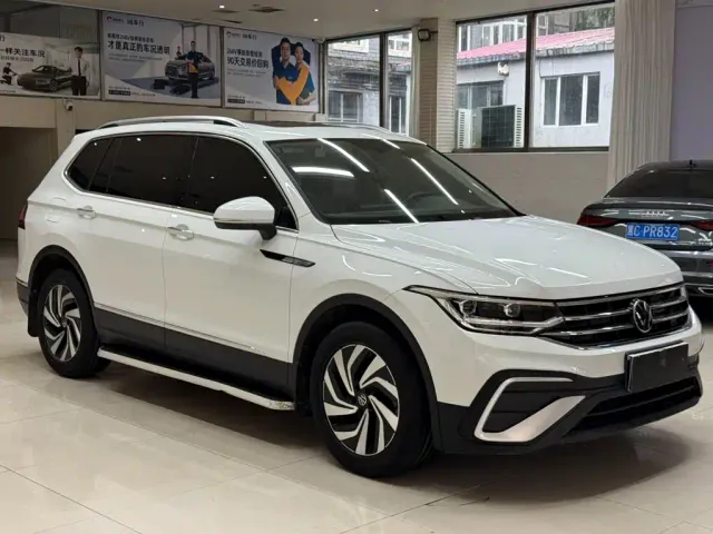 Volkswagen Tiguan L — Фото автомобиля 3