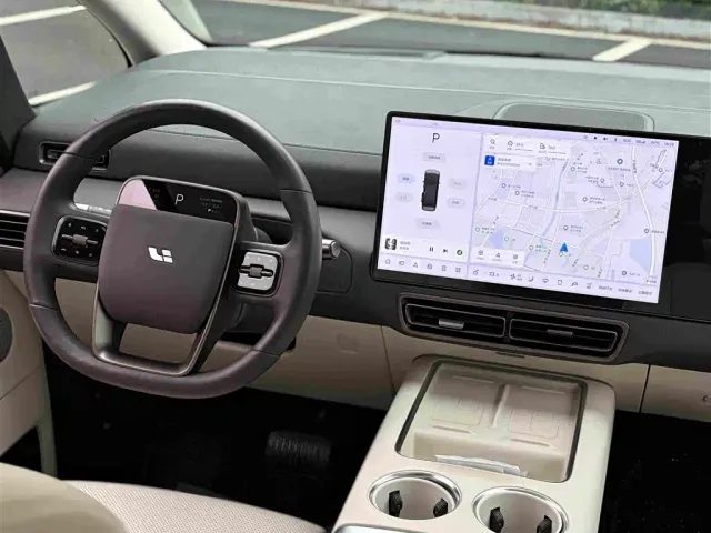 Li Auto MEGA — Фото автомобиля 16