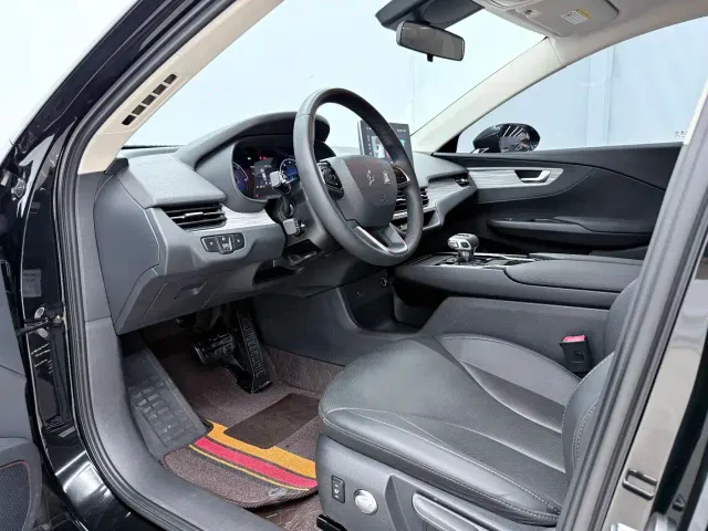 Hongqi E-QM5 — Фото автомобиля 5