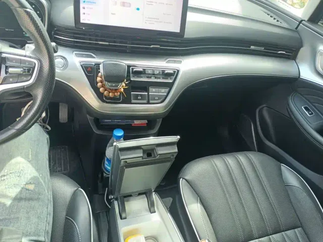 Roewe iMAX8 — Фото автомобиля 9
