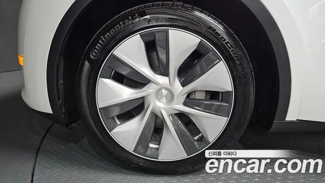 Tesla Model Y — Фото автомобиля 5