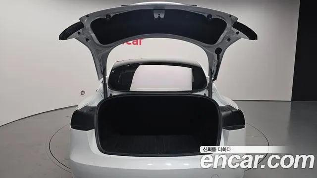 Tesla Model 3 — Фото автомобиля 26