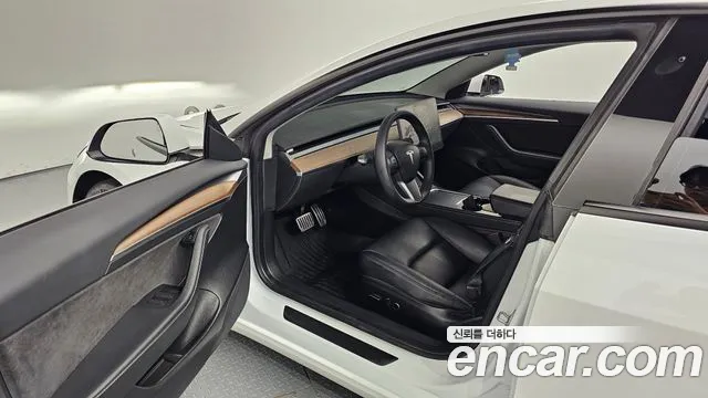 Tesla Model 3 — Фото автомобиля 9