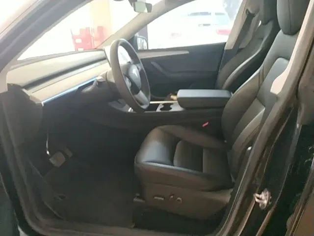 Tesla Model Y — Фото автомобиля 14