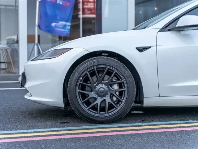 Tesla Model 3 2025 Long Range All-Wheel Drive — Фото автомобиля 4