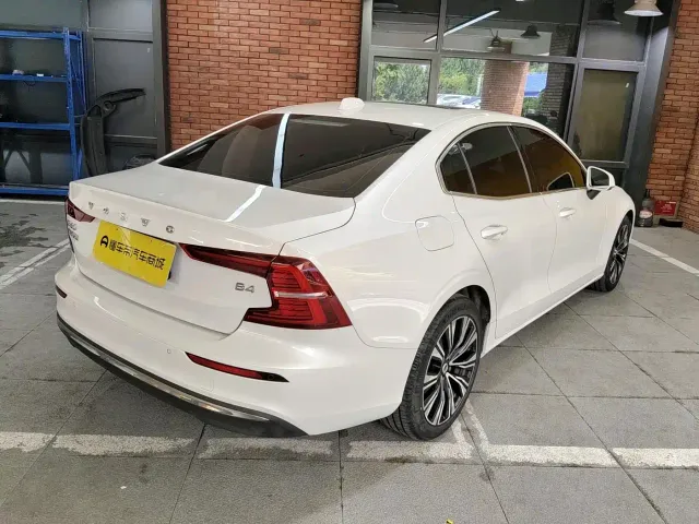 Volvo S60 — Фото автомобиля 4