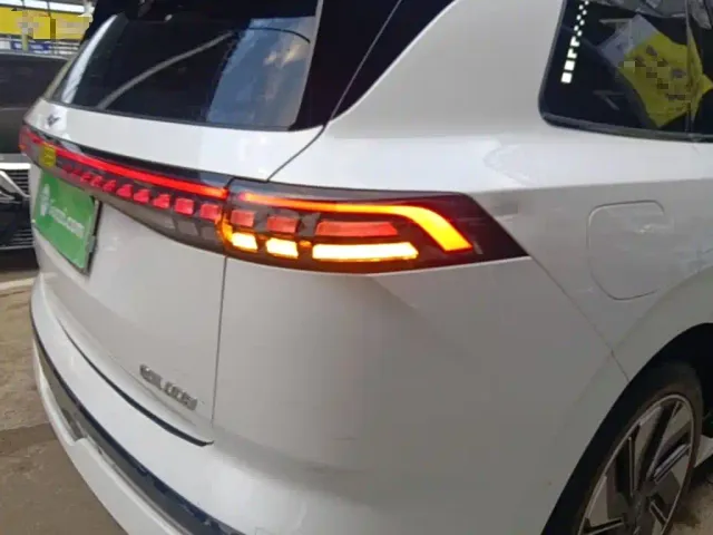 Dongfeng eπ 008 — Фото автомобиля 7