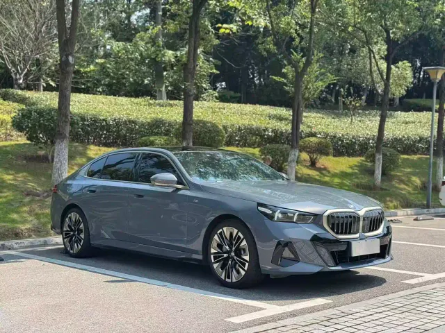 BMW 5 Series — Фото автомобиля 3