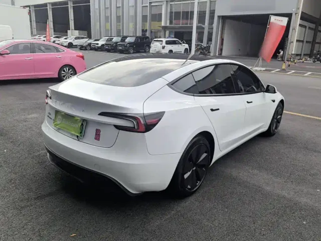 Tesla Model 3 — Фото автомобиля 6